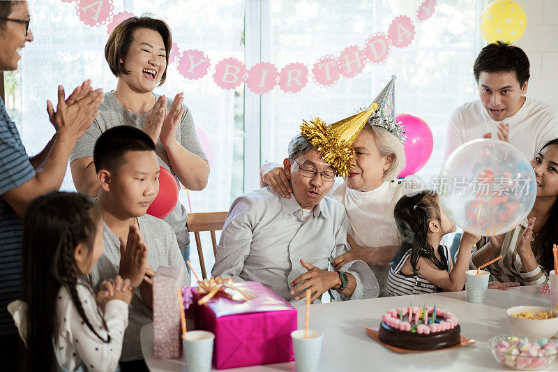 亚洲大家庭的生日聚会在家里与幸福