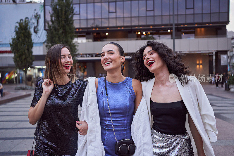 三位美丽的千禧女性在城市里享受彼此的陪伴