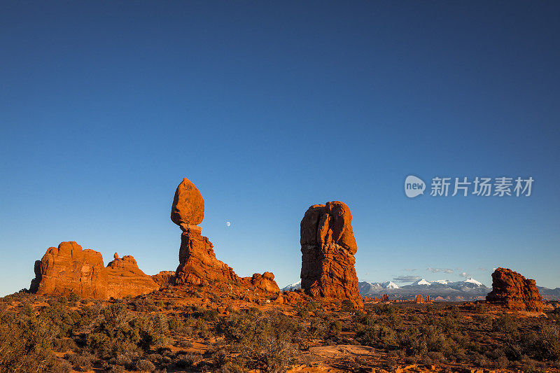 月亮在平衡岩后面升起