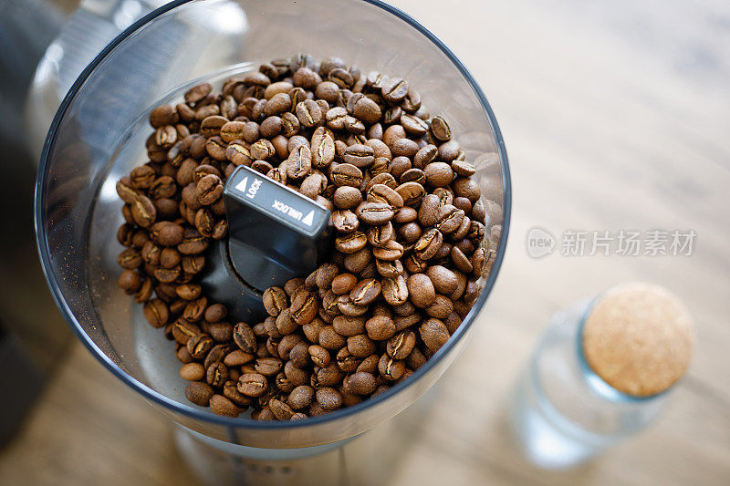 近距离研磨咖啡豆