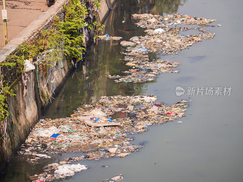 达拉维贫民窟的一条肮脏的河流。孟买。印度