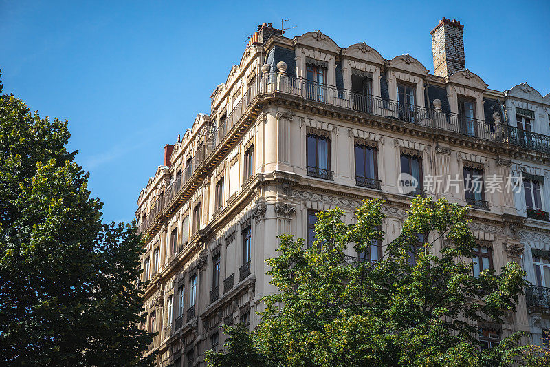 这是法国里昂市老城区Saone河岸附近旧公寓建筑的特写