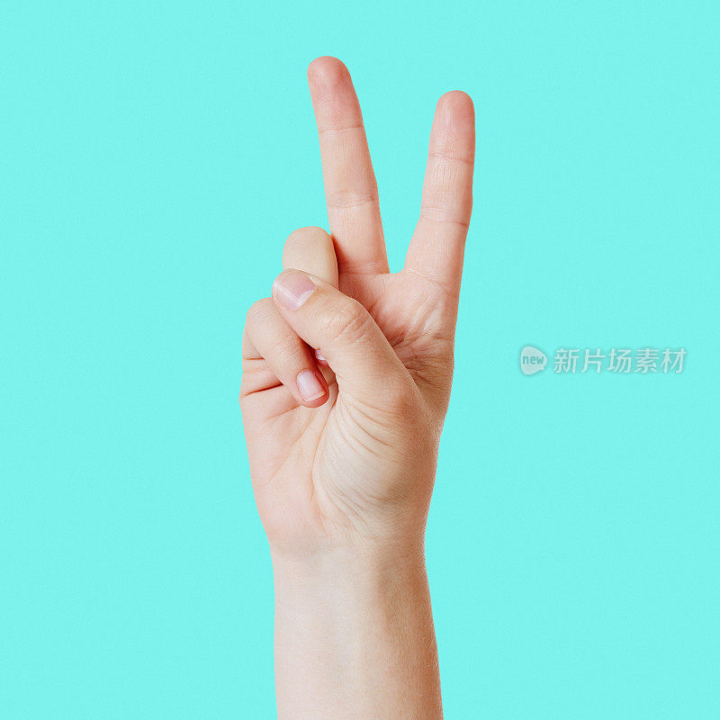 用V字手势表示胜利或和平的手势