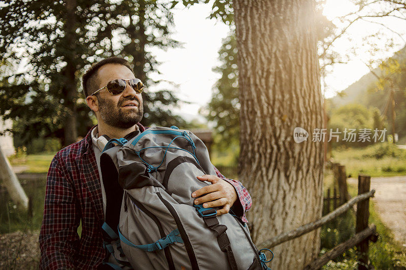 一个年轻的登山运动员在徒步旅行中休息