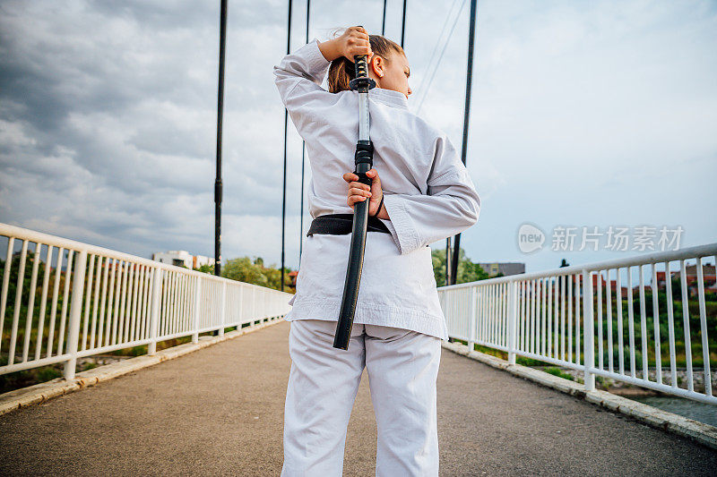 拿着武士刀的年轻女子