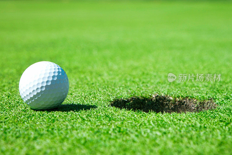 高尔夫球靠近洞的边缘。