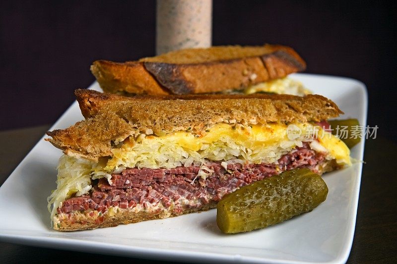 熏牛肉桑都切。Reubens