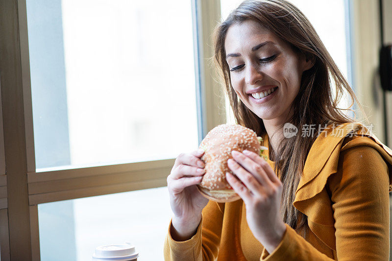 年轻女子在午休。