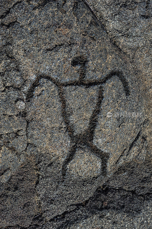 夏威夷火山国家公园位于火山口链的海岸末端，发现了神圣的Puuloa岩画，这是夏威夷最大的岩画区。在这里的熔岩岩石上雕刻了23000幅图像，大部分是在夏威夷西部接触之前。位于阿胡岛