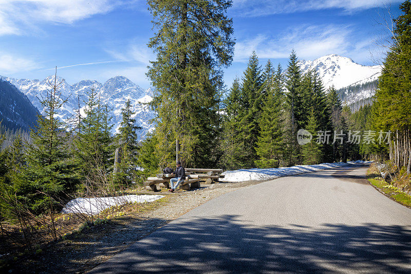 中年游客去塔特拉山旅游