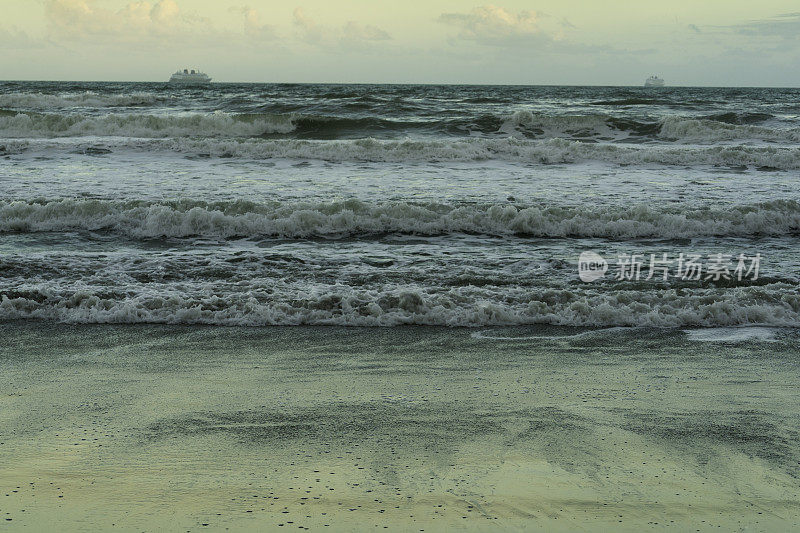 涨潮时平静的海浪