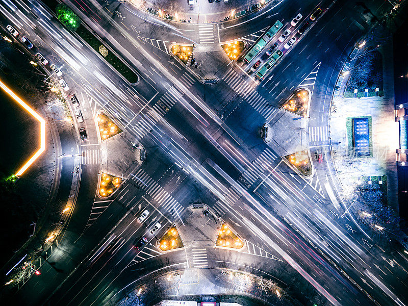 在夜晚的城市街道十字路口