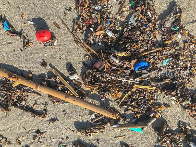 海滩上的垃圾塑料和微塑料