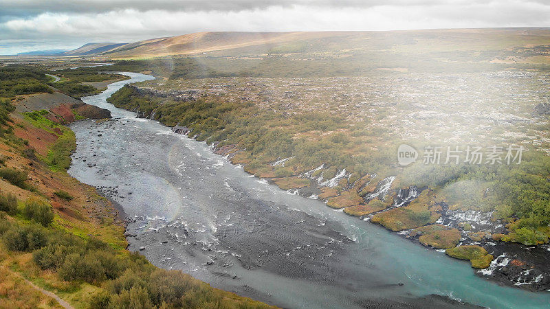 Hraunfossar瀑布,冰岛。夏日无人机鸟瞰图