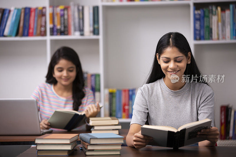 成人学生在图书馆库存照片