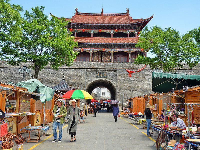 工艺品市场在大理的大门，中国。