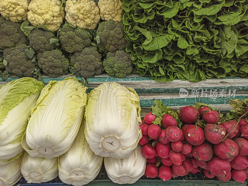 菜花，花椰菜，羽衣甘蓝，甜菜和萝卜在街头市场出售