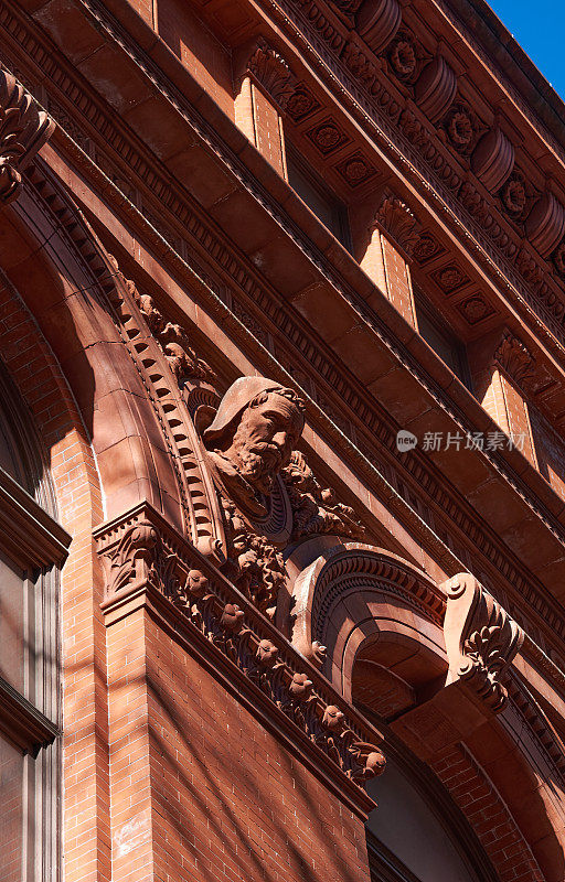 位于纽约布鲁克林高地的布鲁克林历史协会(1881年)的正面，克里斯托弗·哥伦布的拱肩半身像的细节。
