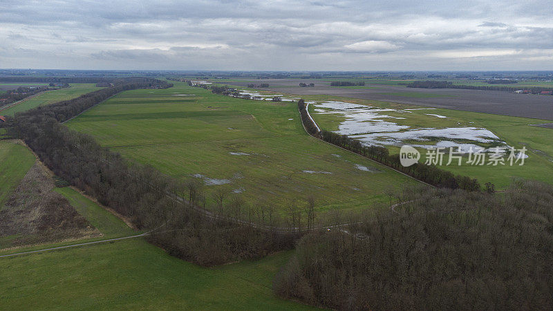 鸟瞰图前Schokland岛在Noordoostpolder，弗莱弗兰