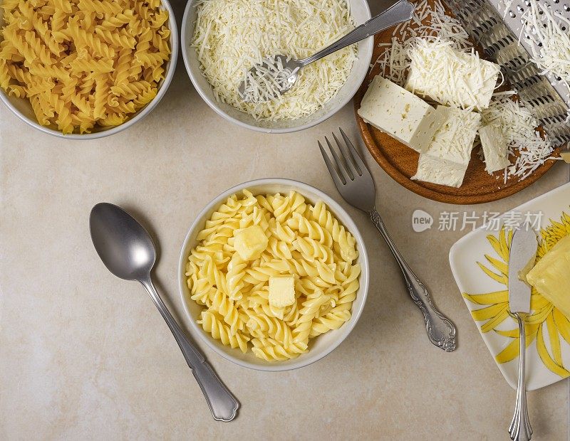 加黄油的煮好的意大利面。