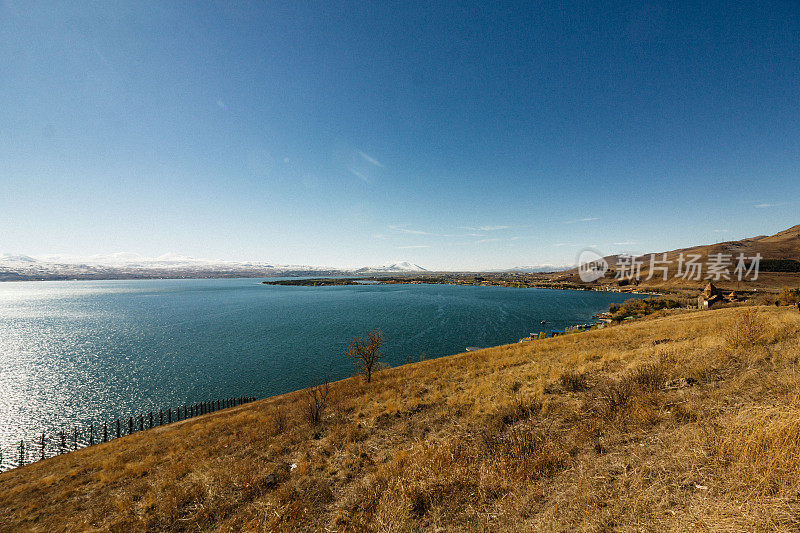 亚美尼亚秋天塞万湖的风景