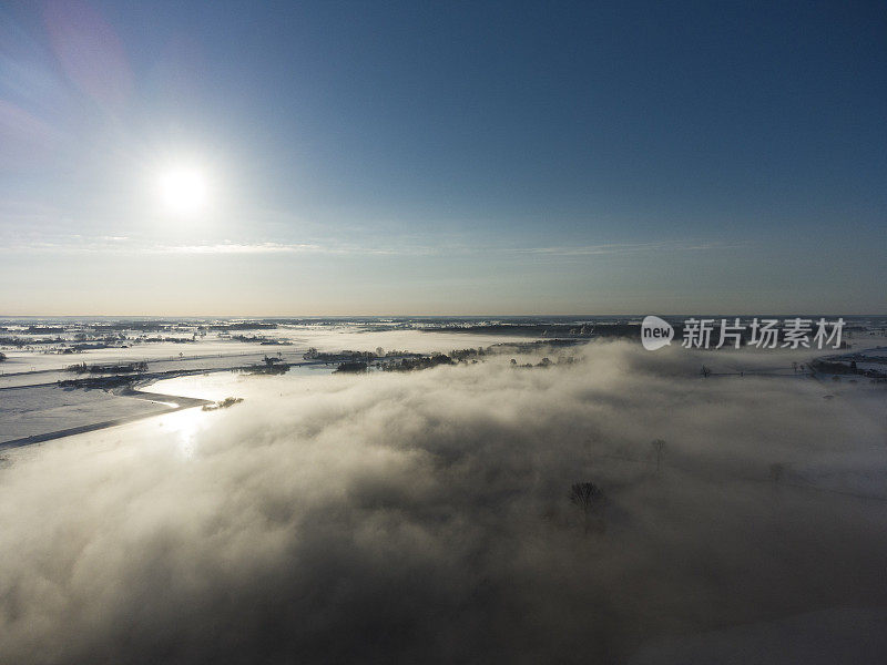 在一个寒冷的冬天的早晨，薄雾从IJssel河升起