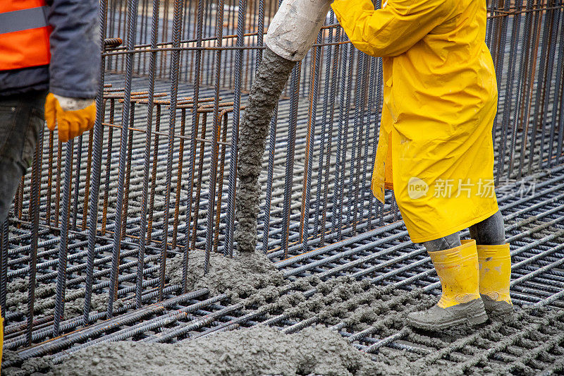 用泵在金属格栅上浇筑混凝土