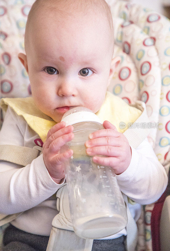 孩子喝奶瓶里的牛奶
