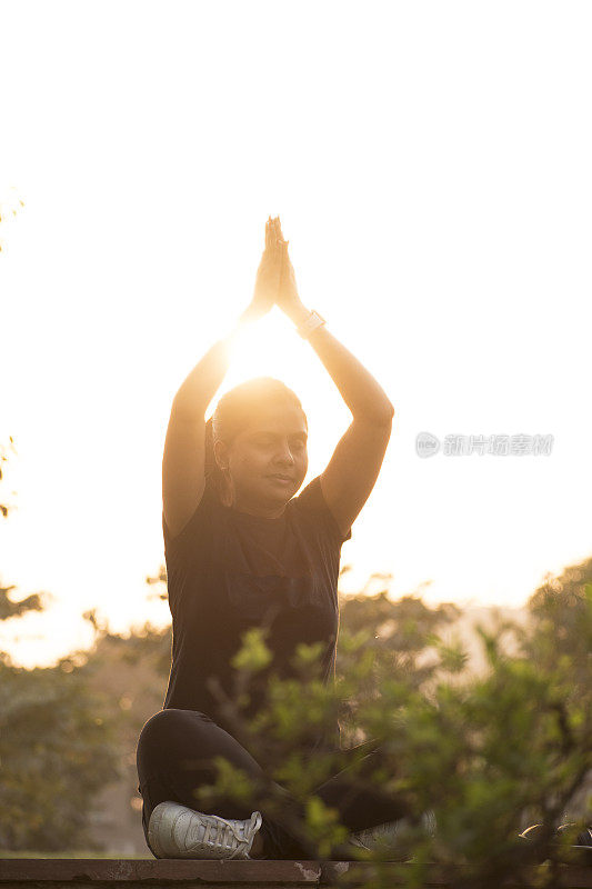 印度女士在公园股票照片做运动