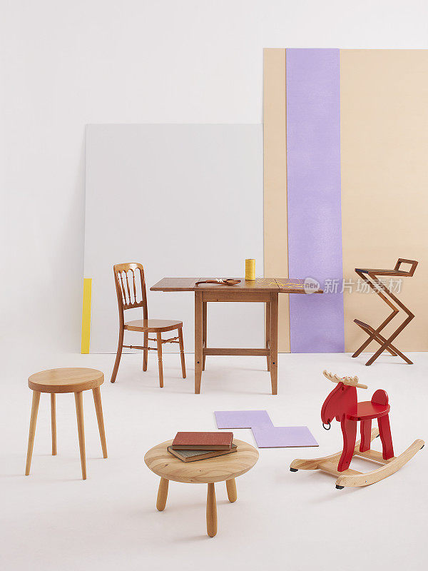 现代家庭室内儿童房配有木制的椅子、桌子和玩具