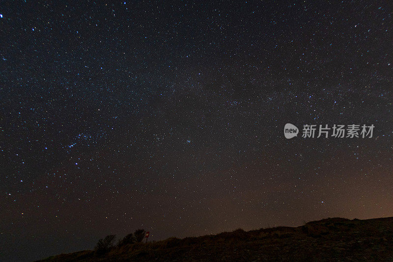 遥远的威尔士乡村上空的昏暗星空