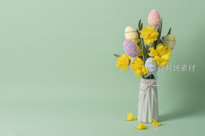 花瓶里装着水仙花和复活节彩蛋
