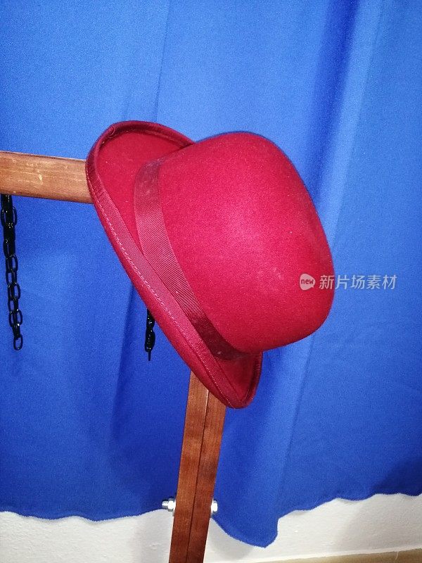 红色圆顶礼帽悬挂或站立