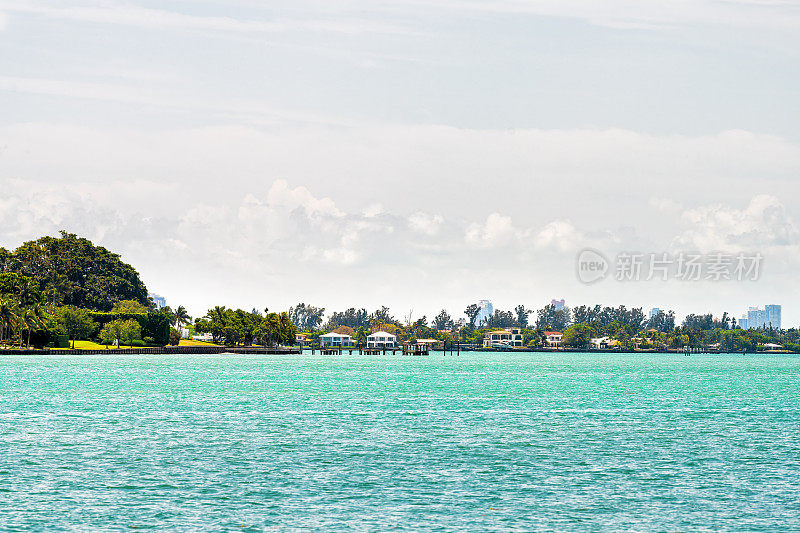 巴尔港靠近迈阿密，佛罗里达与比斯坎湾海岸内水域的印第安克里克岛与滨水海滨房产