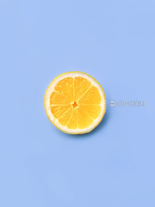 柠檬片，剪切路径，孤立在蓝色背景，顶部视图纹理成熟柠檬柑橘片