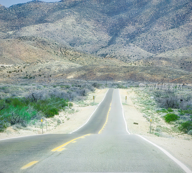 穿越沙漠的公路旅行