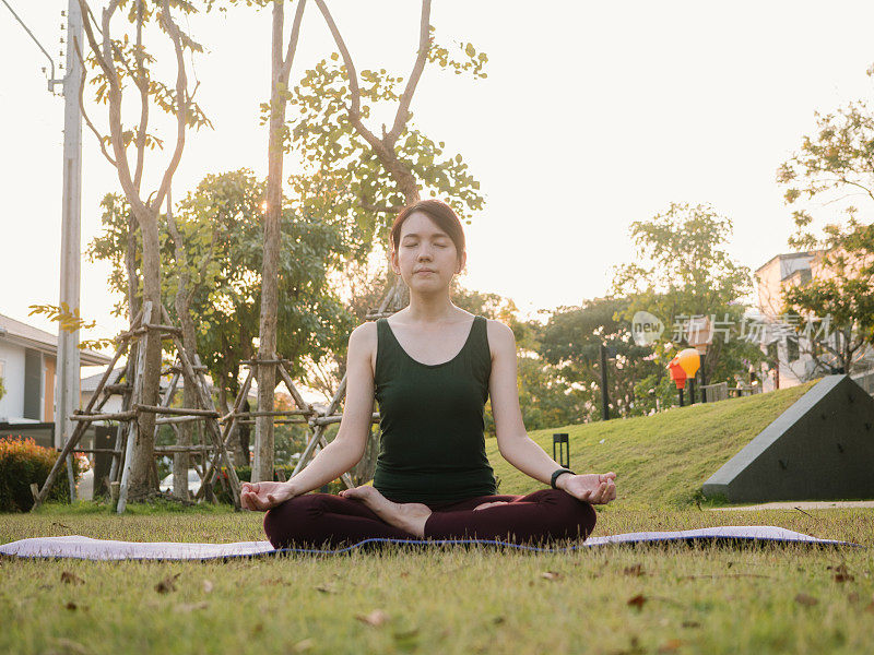 亚洲女性通过瑜伽锻炼。