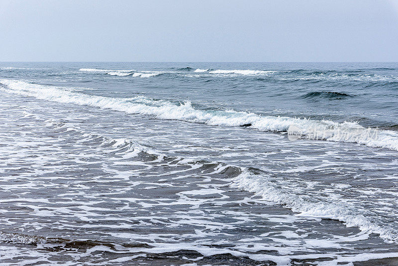 海浪拍打着海岸