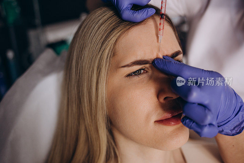 女性患者眉部或前额注射肉毒杆菌的特写