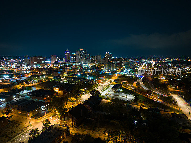 航空拍摄的市中心的堪萨斯城，密苏里州在晚上