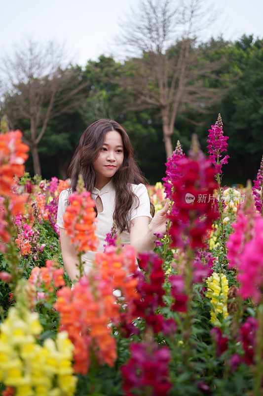 花园里的亚洲女人