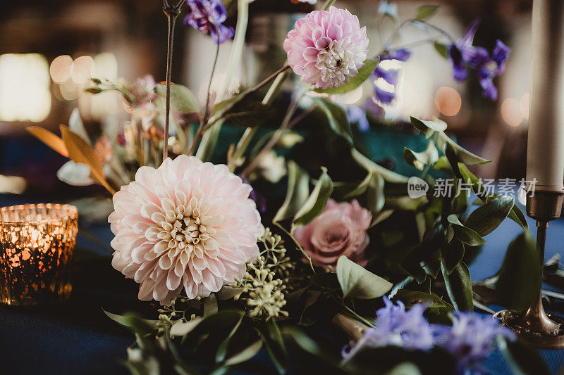 蓝色，粉红色和紫色的婚礼花卉中心