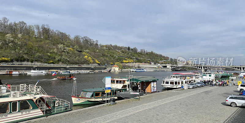 布拉格伏尔塔瓦河上的游船。