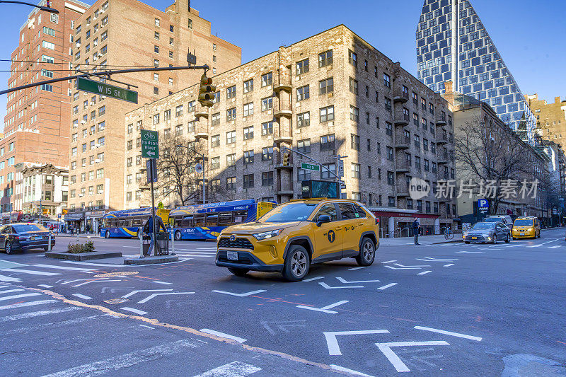 黄色出租车停在人行横道上。