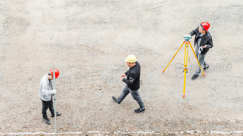 做道路勘测的中年男性工人