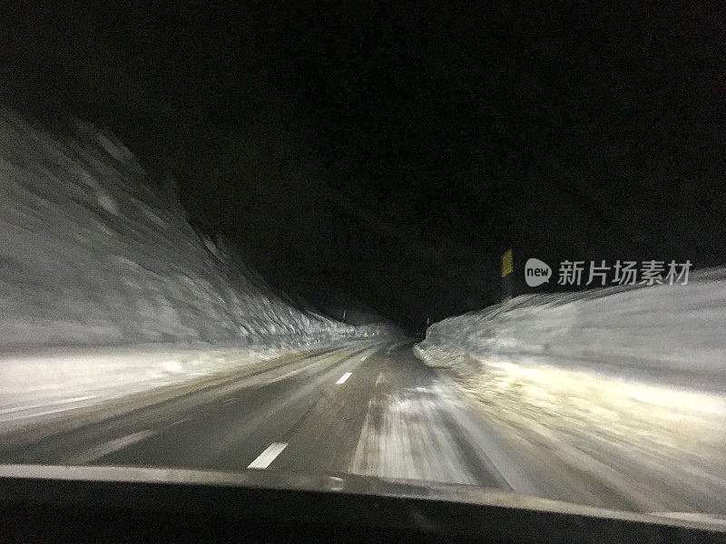 夜间在冬季道路上行驶的车辆的视角