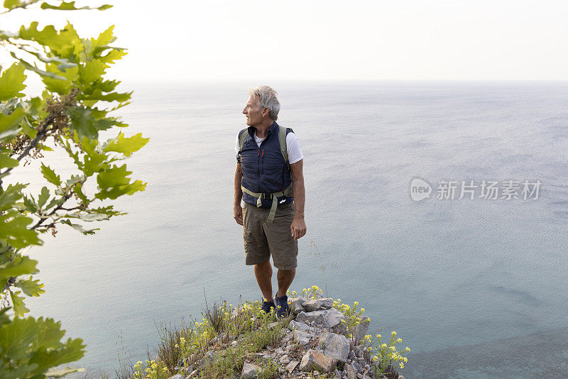 老人在海面上的山脊上停了下来