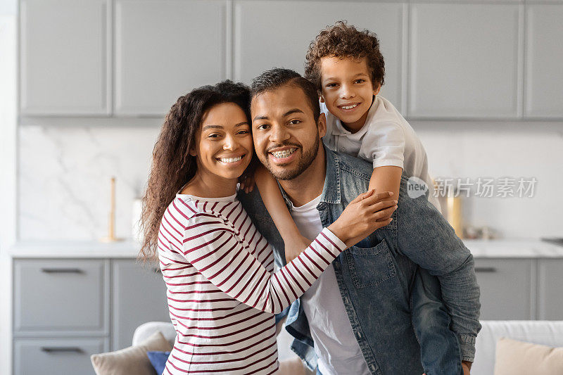快乐的黑人父母和他们青春期前的儿子在家里亲密无间
