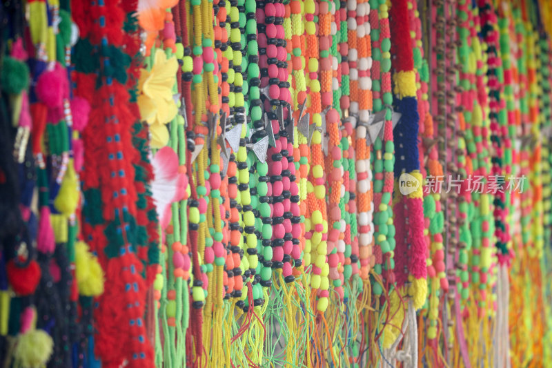 彩色的珠子和项链在印度街头的摊位