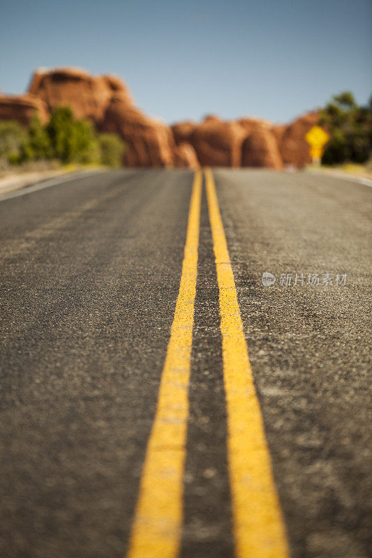 穿过山脉的道路